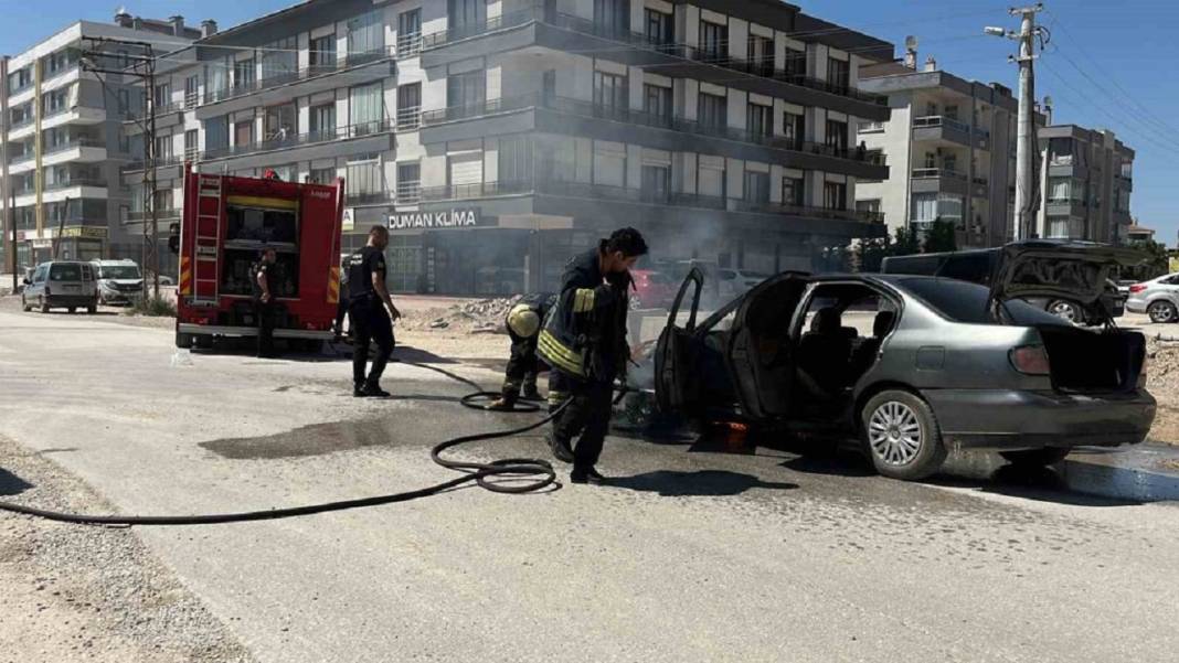 Konya merkezde otomobil yangını! Kullanılamaz hale geldi 1